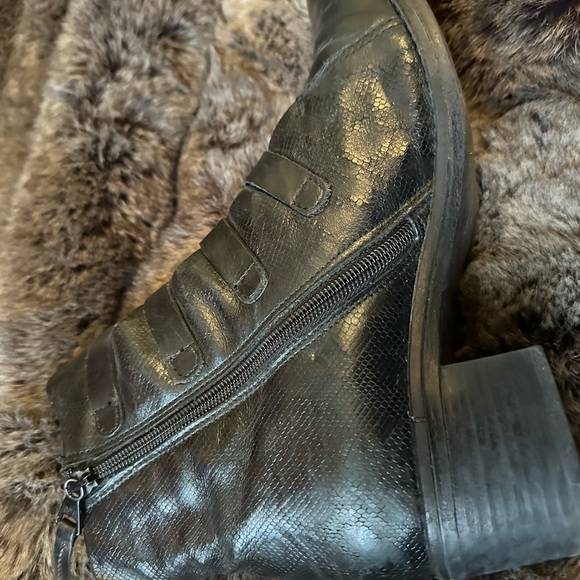 Miz Mooz  Buckle Ankle Boots Black. Not sure of style. Gently worn see pic - Picture 2 of 11